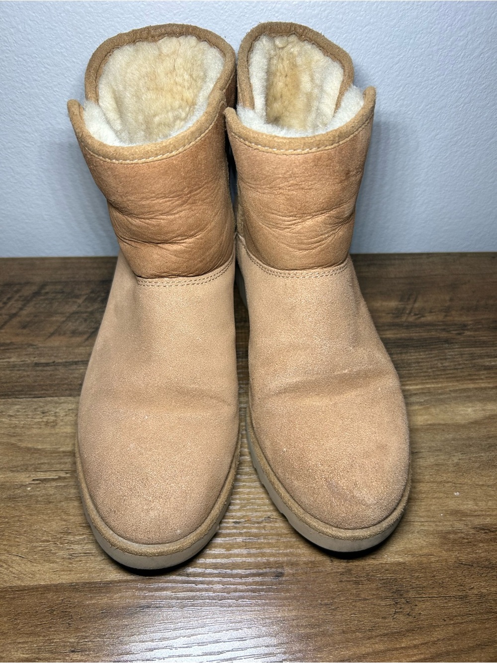 UGG women’s  Short Shearling Boot - Chestnut/Tan